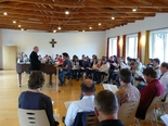 Probenarbeit für den Gottesdienst in der Wieskirche mit Pater Stefan Kling und Albert Frey am Flügel