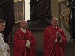 Der Leiter des Amtes für Kirchenmusik, P. Stefan Kling (links), zusammen mit Domkapitular Franz-Reinhard Daffner während der Heiligen Messe in der Basilika St. Ulrich und Afra