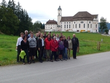Die Kursteilnehmer mit den Dozenten vor der Wieskirche Die Kursteilnehmer mit den Dozenten vor der Wieskirche
