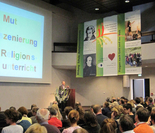 Begrüung durch Bernhard Rößner, den Leiter der Abteilung Schule und Religionsunterricht, im Großen Saal des Hauses St. Ulrich, Augsburg.