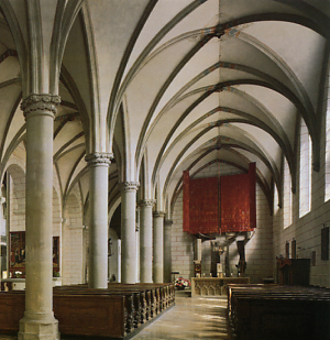Herz-Jesu- und Sakramentsaltar im südlichen Seitenschiff des Doms