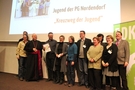 Das Jugendteam der PG Nordendorf erhielt den Sonderpreis für ein gelungenes spirituelles Jugendprojekt - auf dem Bild mit der Jury. 