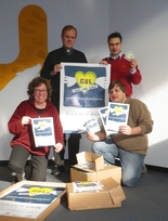 Die Flyer können verteilt werden (v.l.): Heike Müller, Diözesanjugendpfarrer Domvikar Florian Wörner, Simon Lipp und Benjamin Korpan. Die Flyer können verteilt werden (v.l.): Heike Müller, Diözesanjugendpfarrer Domvikar Florian Wörner, Simon Lipp und Benjamin Korpan.