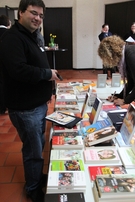 Die Teilnehmer können sich an Infoständen über Neuigkeiten auf dem Buchmarkt informieren. 
