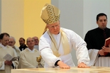 Bischof Konrad verreibt Chrisamöl auf dem Altar. Fotos: Herbert Gairhos, cromos.de