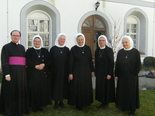 Die neue Generalleitung mit Prälat Bertram Meier (links) (v.l.): Sr. Veronika Häusler, Sr. Dorothee Maier, Generaloberin Sr. Michaela Lechner, Sr. Carissima Fendt und Sr. Beatrix Franger. Die neue Generalleitung mit Prälat Bertram Meier (links) (v.l.): Sr. Veronika Häusler, Sr. Dorothee Maier, Generaloberin Sr. Michaela Lechner, Sr. Carissima Fendt und Sr. Beatrix Franger.