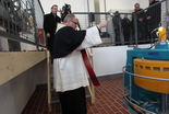 Generalvikar Karlheinz Knebel segnete das modernisierte Wasserkraftwerk des Priesterseminars. 