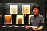Melanie Thierbach, Leiterin des Diözesanmuseums, präsentiert die Kunstwerke der Ausstellung "Ars Liturgica". Melanie Thierbach, Leiterin des Diözesanmuseums, präsentiert die Kunstwerke der Ausstellung "Ars Liturgica".