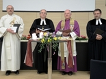 Beim ökumenischen Gottesdienst im Tagungssaal des Marktoberdorfer Landratsamts (v. l.): Diakon Elmar Schmid (Marktoberdorf), Regionalbischof Michael Grabow, Weihbischof DDr. Anton Losinger (beide Augsburg) und Pfarrer Friedrich Martin (Obergünzburg).