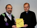 Der Komponist P. Norbert M. Becker MSC (links) und der Leiter des Bischöflichen Jugendamtes, Domvikar Florian Wörner, freuen sich auf die Uraufführung der Messe "Ins Neuland".